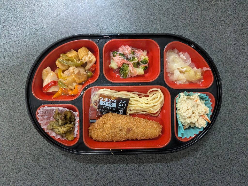 コープデリの宅食で届いたコロッケとスパゲッティや野菜のおかず